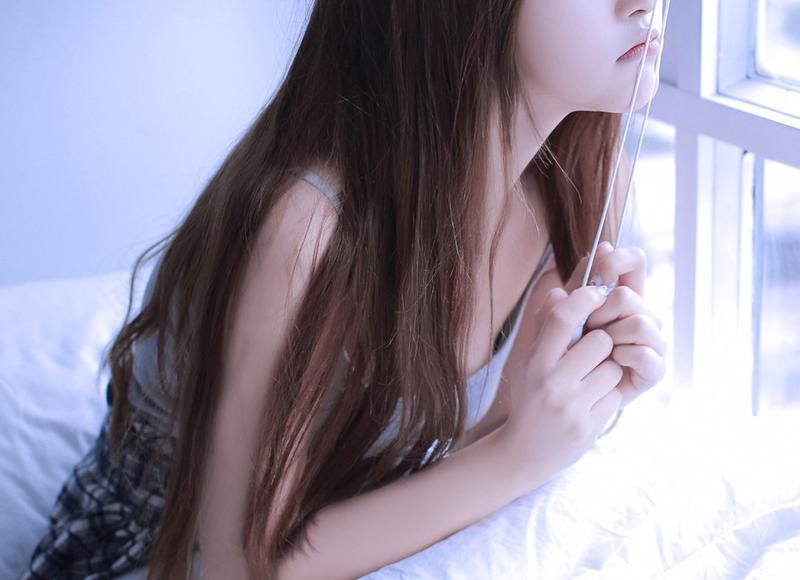 婚礼上遭10个男人性侵，衣服被扒光，老公说：他们摸一下而已