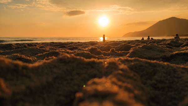 关于喜欢晚上很安静的说说